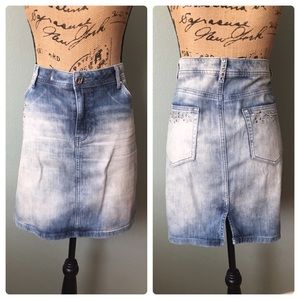Cache size 12 light wash jeweled denim skirt!